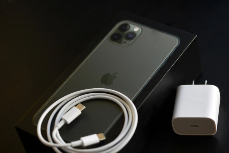Apple không còn lựa chọn nào khác ngoài việc từ bỏ cổng Lightning
